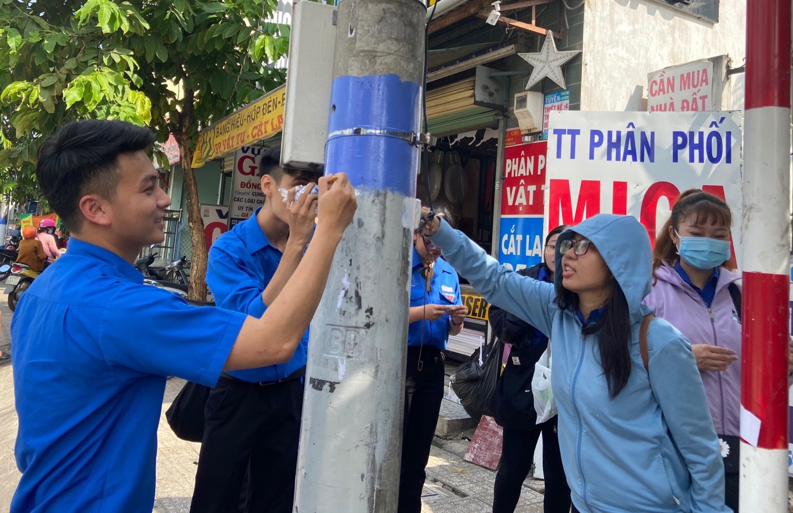 Đoàn viên thanh niên thực hiện công trình tô đẹp thành phố, ra quân Ngày thứ bảy tình nguyện