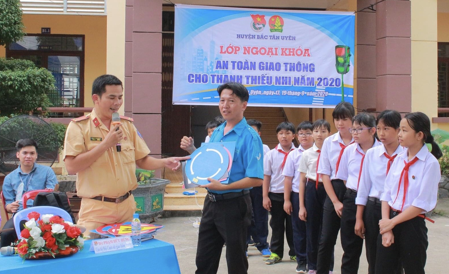 Sự an toàn làm nên một môi trường giao thông thân thiện và tốt đẹp. Đó là lý do tại sao hành trình đến khiến cho trẻ em tránh xa các nguy hiểm trên đường, là điều quan trọng nhất. Với chương trình Thanh thiếu nhi an toàn giao thông, bộ phận em bé của bạn sẽ được hưởng lợi từ sự đảm bảo an toàn và có những trải nghiệm tuyệt vời!