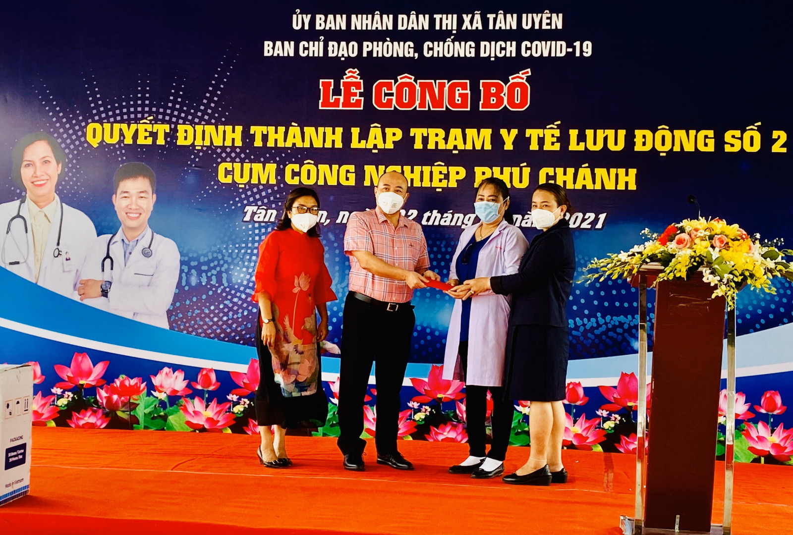 Ông Zheng Xia, Phó Tổng Giám đốc Công ty TNHH Thiên Phiên  (TX.Tân Uyên) trao quà cho Trạm Y tế lưu động Cụm công nghiệp  Phú Chánh trong ngày thành lập 