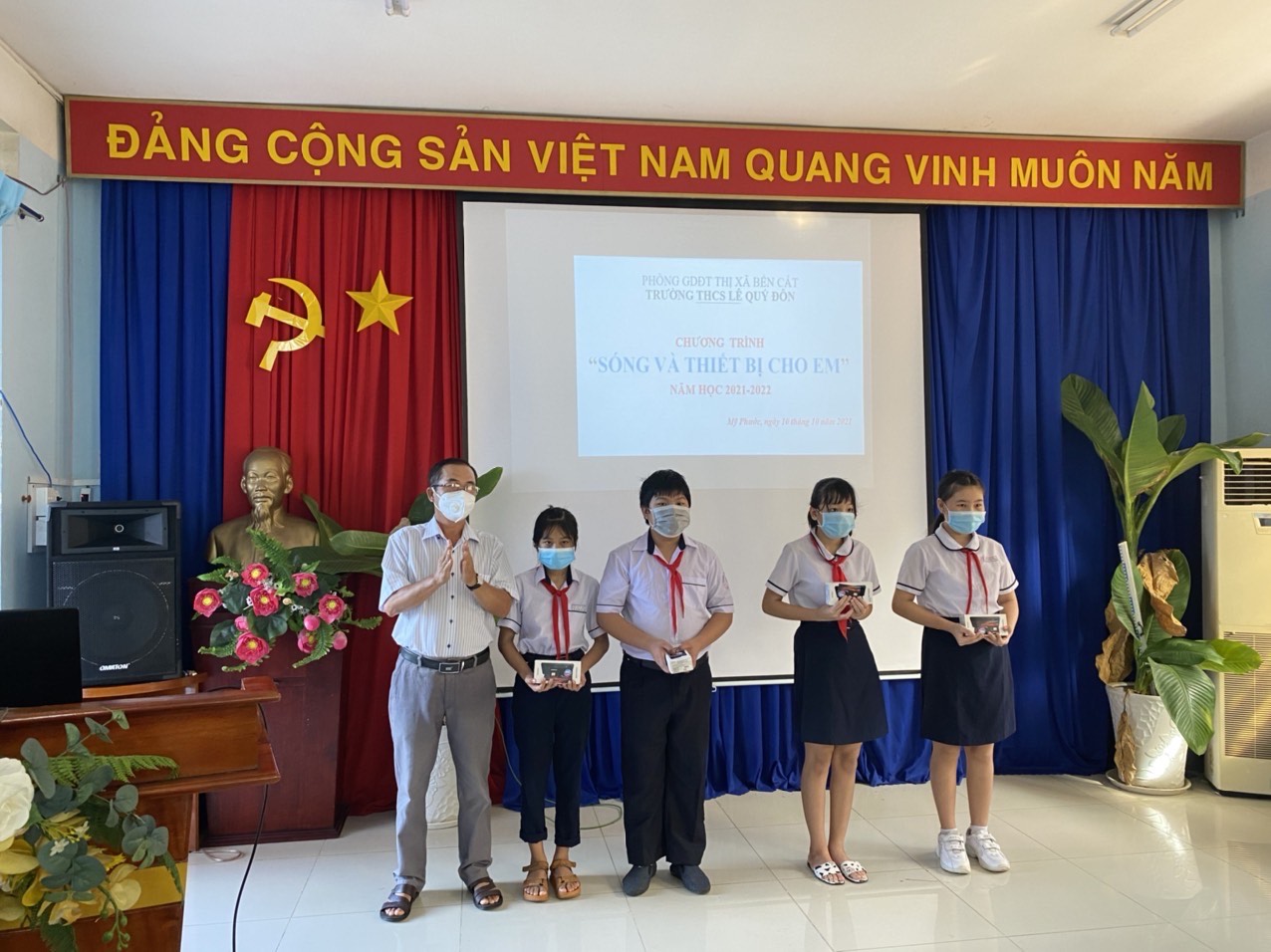 Trường THCS Lê Quý Đôn Trao tặng thiết bị học trực tuyến cho học sinh khó khăn