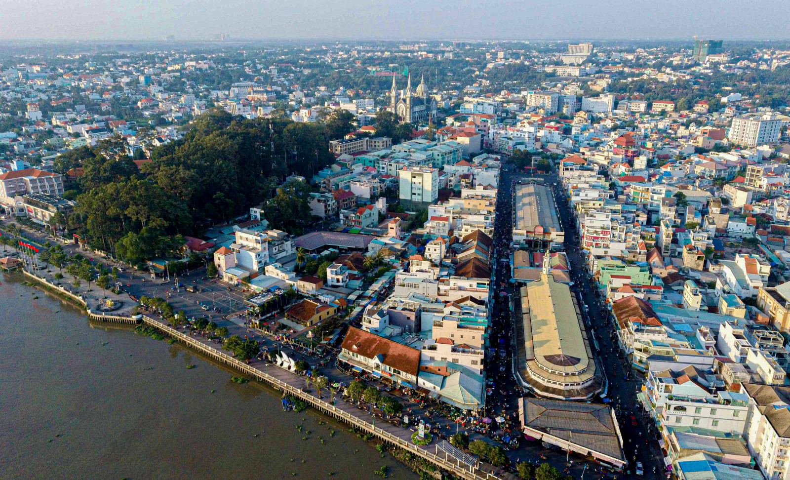 'Giàu mà cho nhà chồng ăn bánh mì thay cơm!'