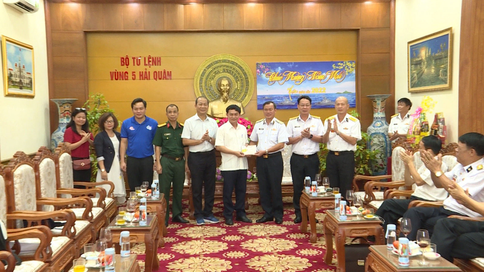 省领导探望海军第五区司令部并向干部战士们拜年 Bao Binh Dương Online