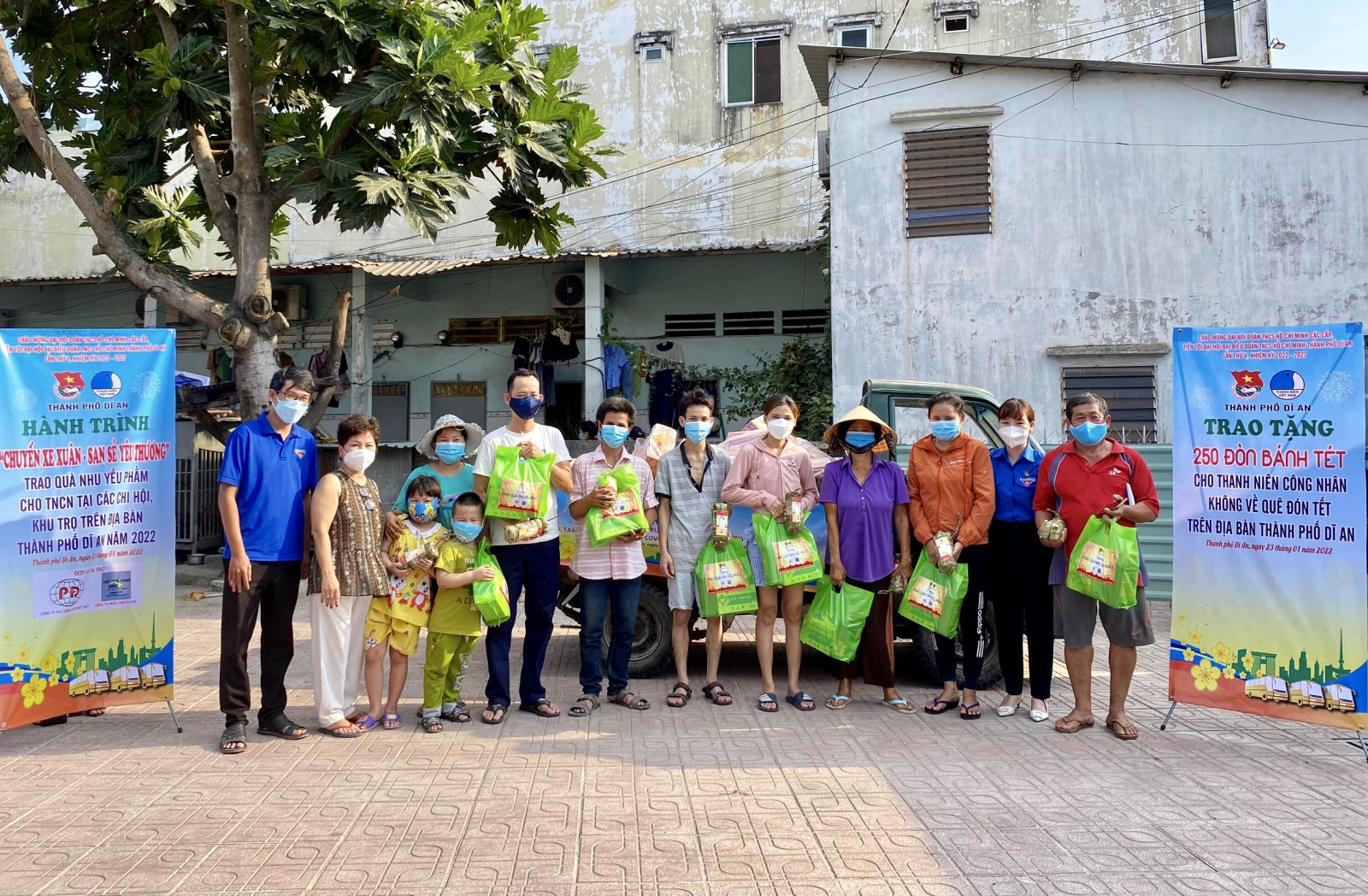 Nhiều hoạt động chăm lo tết cho người lao động, học sinh khó khăn