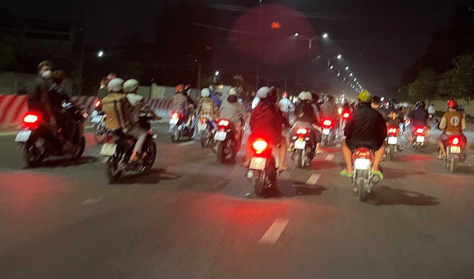 Bạn sẽ không thể rời mắt khỏi hình ảnh những chiếc xe máy đầy tốc độ chạy trên đường phố vắng vẻ đầy lãng mạn vào ban đêm.