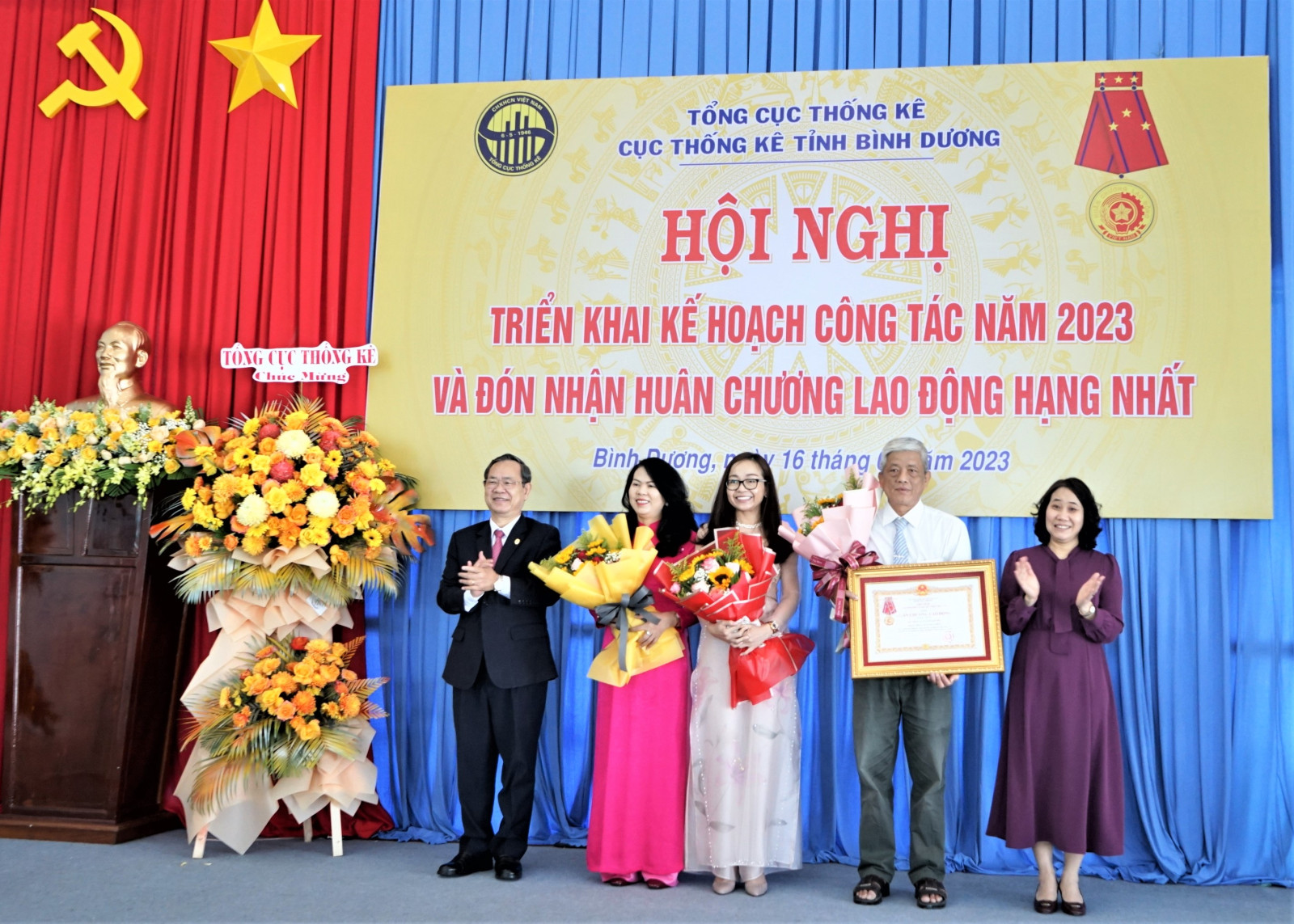 Provincial Statistics Office receives first-class Labor Medal - Báo Bình  Dương Online