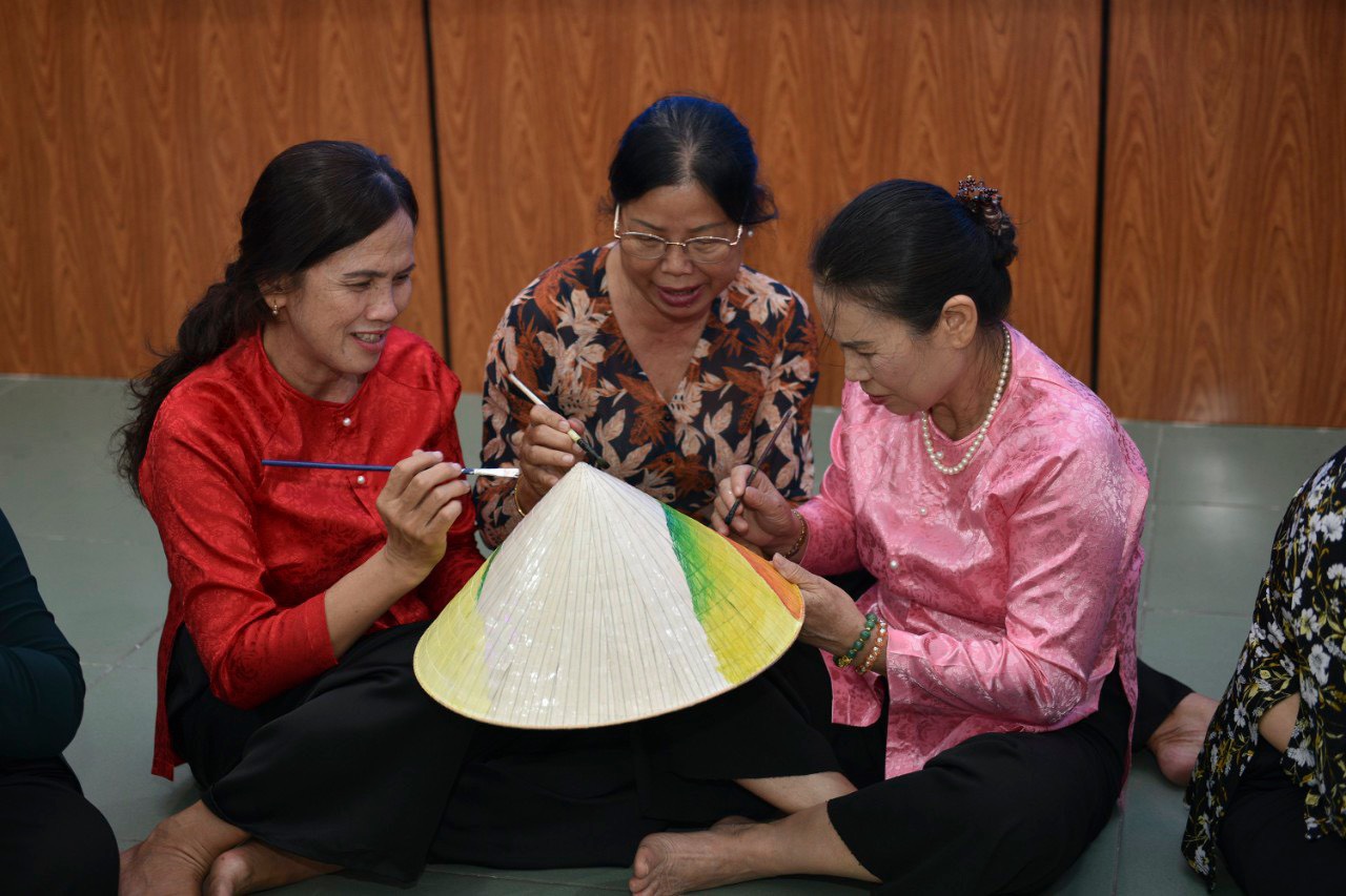 Thi vẽ nón lá “Tự hào phụ nữ Việt Nam”. - Báo Bình Dương Online