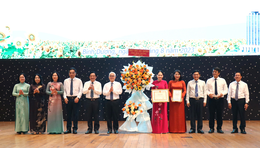Ông Nguyễn Văn Lợi cùng các vị lãnh đạo tỉnh trao tặng lẵng hoa chúc mừng, tặng bằng khen của UBND tỉnh và biểu trưng tuyên dương của Hội Khuyến học tỉnh cho tập thể Sở GD&ĐT