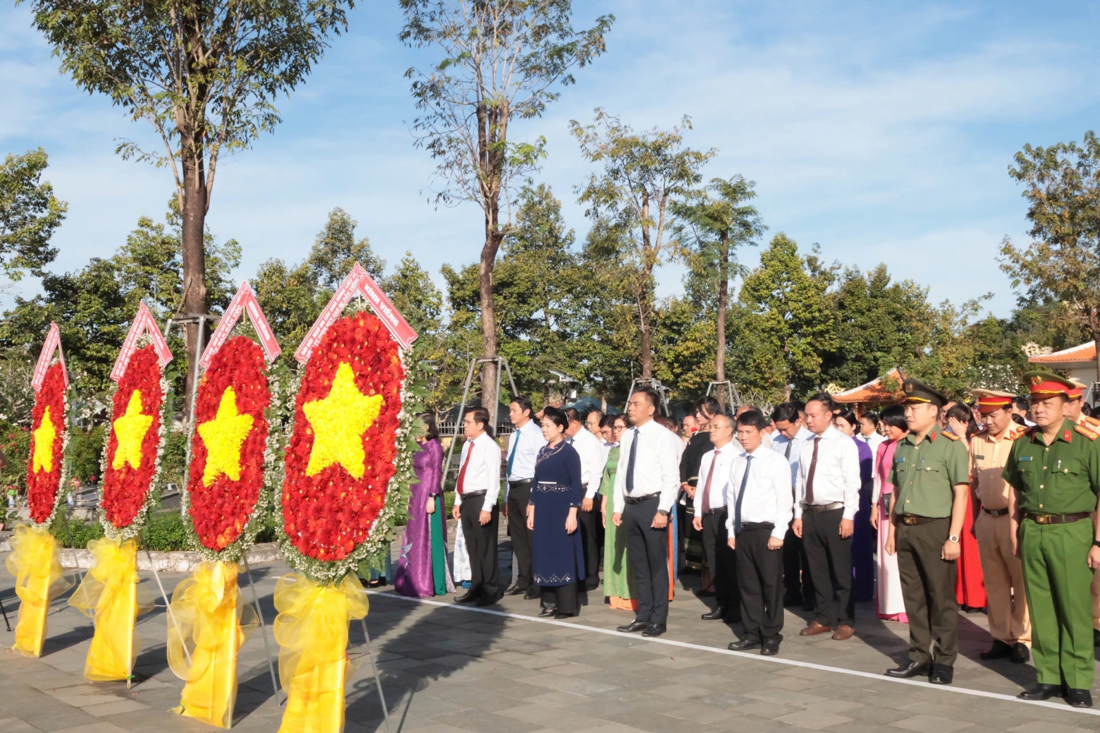 Đoàn đại biểu tham dự Đại hội các dân tộc thiểu số viếng Nghĩa trang Liệt sĩ huyện Dầu Tiếng