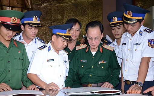第四军司令武仲系少将（右二）在展览会上观看有关 越南对黄沙和长沙两群岛的主权的展览资料。
