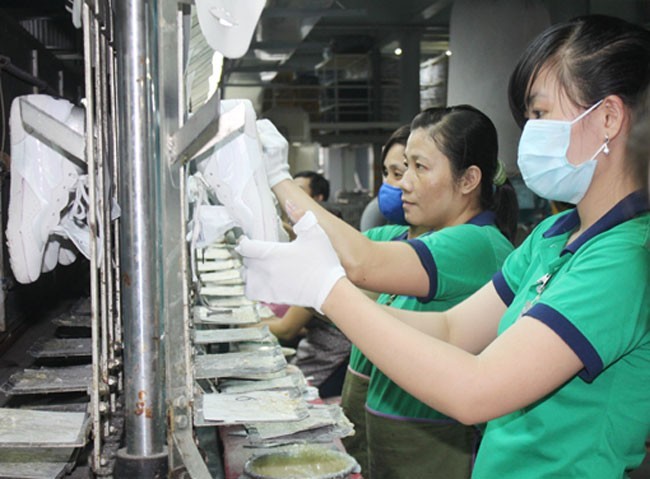 到2015年底，我省工业产值达216万5980亿越盾，比1997年增加54.5倍。图为：位于宜安市新东协A工业区的东兴工业股份公司的生产活动。