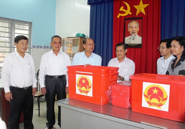 省委常务副书记、省人民议会主席、省选举委员会主席范文梗（左二）和省委副书记、省人民委员会主席陈青廉（左侧）以及选举工作检查团在顺安市检查投票箱准备工作。.jpg