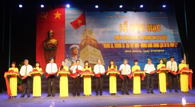 中央领导和省领导为展览开幕剪彩.JPG