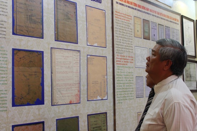 省领导参观展览.jpg