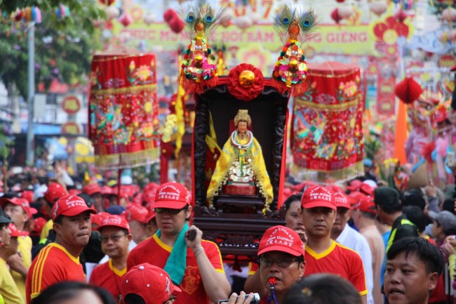 2月11日（即农历正月十五）下午，数万名游客纷纷前来土龙木市中心，参加平阳天后宫庙会——平阳省在年内的最大庙会之一。