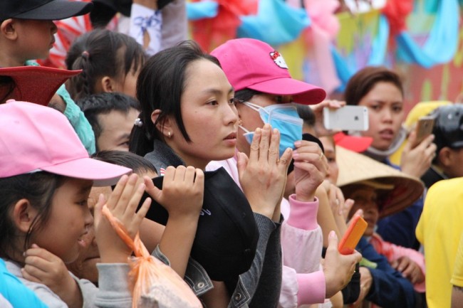 2月11日（即农历正月十五）下午，数万名游客纷纷前来土龙木市中心，参加平阳天后宫庙会——平阳省在年内的最大庙会之一。