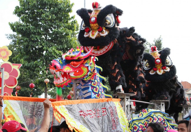 2月11日（即农历正月十五）下午，数万名游客纷纷前来土龙木市中心，参加平阳天后宫庙会——平阳省在年内的最大庙会之一。