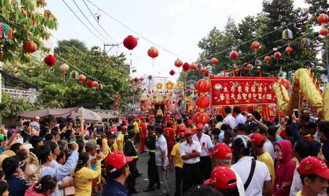 2月11日（即农历正月十五）下午，数万名游客纷纷前来土龙木市中心，参加平阳天后宫庙会——平阳省在年内的最大庙会之一。