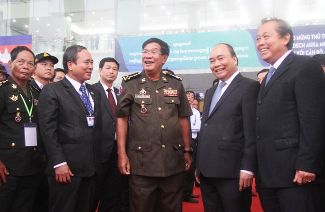 Một số hình ảnh về Thủ tướng Nguyễn Xuân Phúc và Thủ tướng Vương quốc Campuchia Samdech Hun Sen thăm, làm việc tại tỉnh Bình Dương