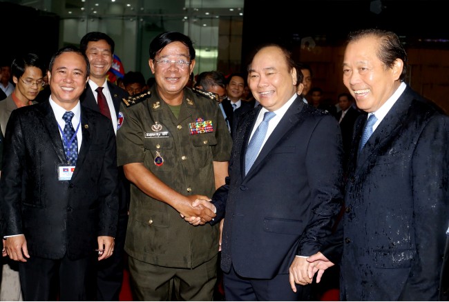 Một số hình ảnh về Thủ tướng Nguyễn Xuân Phúc và Thủ tướng Vương quốc Campuchia Samdech Hun Sen thăm, làm việc tại tỉnh Bình Dương