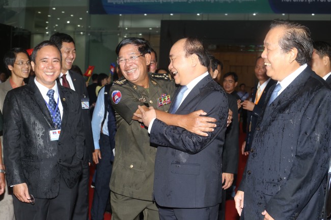 Một số hình ảnh về Thủ tướng Nguyễn Xuân Phúc và Thủ tướng Vương quốc Campuchia Samdech Hun Sen thăm, làm việc tại tỉnh Bình Dương