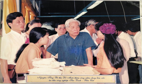 Nguyên Tổng Bí thư Đỗ Mười thăm công nhân đang làm việc tại khu công nghiệp Tân Định - Bến Cát