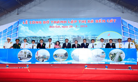 Dấu ấn Bến Cát: Đại biểu ấn nút công bố thành lập TX Bến Cát