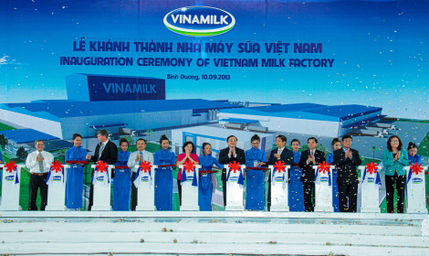 Phó Thủ tướng Hoàng Trung Hải cùng lãnh đạo tỉnh cắt băng khánh thành nhà máy sữa Việt Nam ở khu công nghiệp Mỹ Phước 2. Ảnh chụp ngày 10-9-2013