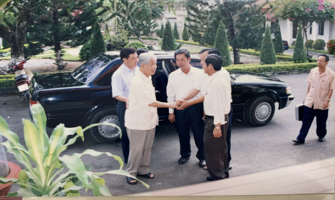 Nguyên Tổng Bí thư Đỗ Mười về thăm Bến Cát