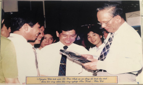 Nguyên Chủ tịch nước Lê Đức Anh và các đồng chí lãnh đạo tỉnh thăm hỏi công nhân khu công nghiệp Tân Định - Bến Cát