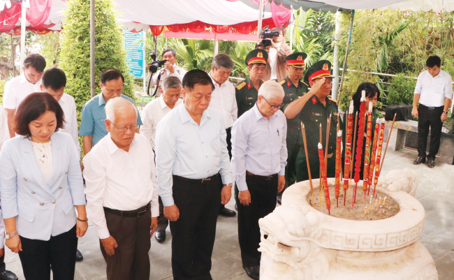 Đồng chí Nguyễn Trọng Nghĩa, Bí thư Trung ương Đảng, Trưởng ban Tuyên giáo Trung ương cùng lãnh đạo tỉnh và các đại biểu dành phút mặc niệm, tưởng nhớ các anh hùng liệt sĩ tại Bia tưởng niệm suối Mạch Máng ở khu phố Tân Phước, phường Tân Bình, TP.Dĩ An. Nơi đây, ngày 4-5-1968 đã diễn ra trận chống càn vô cùng dũng cảm và oanh liệt của lực lượng bộ đội chủ lực và dân quân địa phương