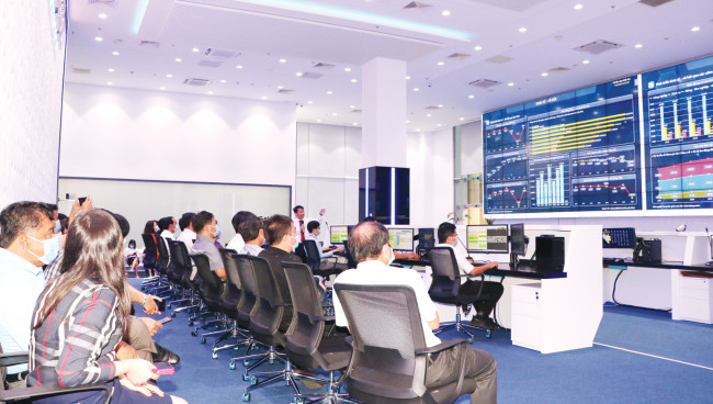 Các đại biểu tham quan, tìm hiểu mô hình Trung tâm Giám sát, điều hành thông minh Bình Dương (IOC)