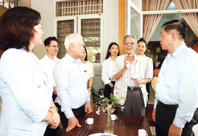 Đoàn thăm hỏi, tặng quà gia đình vợ chồng nhạc sĩ Lư Nhất Vũ và nhà thơ Lê Giang tại nhà riêng ở phường Phú Thọ, TP.Thủ Dầu Một