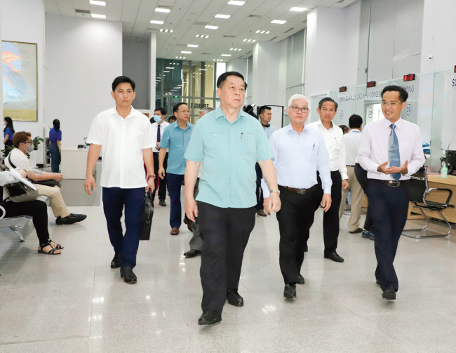 Bí thư Trung ương Đảng, Trưởng ban Tuyên giáo Trung ương Nguyễn Trọng Nghĩa và các đại biểu tham quan Trung tâm Hành chính tỉnh Bình Dương