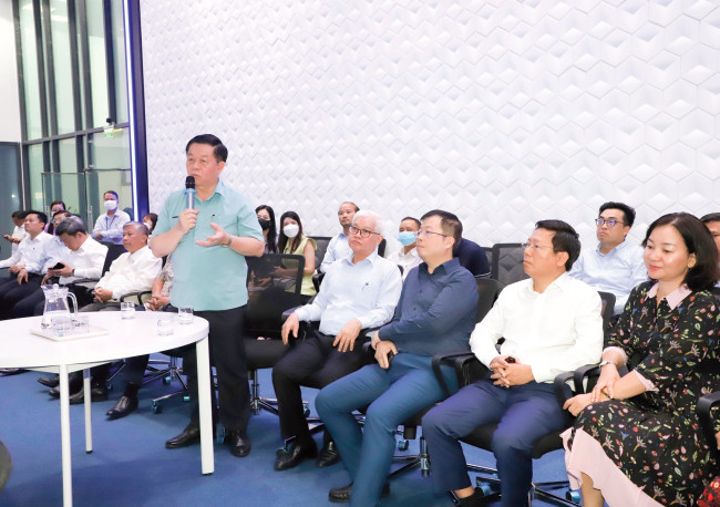 Bí thư Trung ương Đảng, Trưởng ban Tuyên giáo Trung ương Nguyễn Trọng Nghĩa tham quan và phát biểu tại Trung tâm Giám sát, điều hành thông minh Bình Dương (IOC)