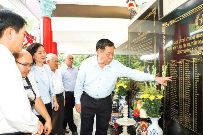 Đồng chí Nguyễn Trọng Nghĩa cùng lãnh đạo tỉnh và các đại biểu xem danh sách các anh hùng liệt sĩ tại bia tưởng niệm