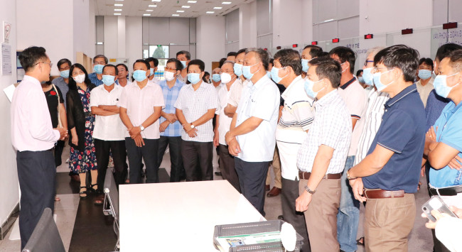 Các đại biểu nghe giới thiệu về Trung tâm Hành chính tỉnh Bình Dương