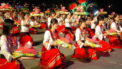 1.000 diễn viên tham gia trình diễn trong lễ khai mạc Festival hoa Đà Lạt 2010. 