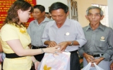 100 hộ gia đình cựu chiến binh nghèo nhận quà tết