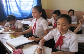 Những đôi chân đi tìm ánh sáng