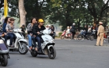 Hà Nội: Cảnh sát hóa trang bắt người không đội mũ bảo hiểm