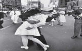 Cô gái trong 'nụ hôn ở quảng trường Thời đại' qua đời