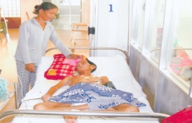 Ông lão bán vé số bị tai nạn cần giúp đỡ
