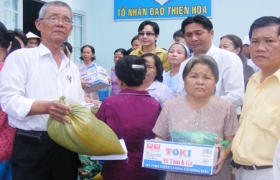 Tổ nhân đạo Thiện Hòa: Trao 100 phần quà cho bệnh nhân nghèo và hộ nghèo