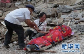 甘肃舟曲泥石流死亡人数升至３３７人 城区水位下降