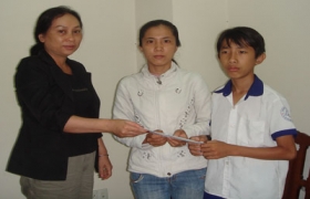 Trao tiền bạn đọc giúp đỡ em Nguyễn Hoàng Duy