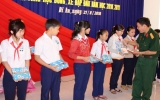 Gifts given for pupils on the occasion of new academic year