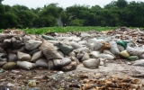 Vụ xả rác “lậu” ở khu phố Đông Nhì, thị trấn Lái Thiêu (Thuận An): Xử lý nghiêm những người vi phạm!
