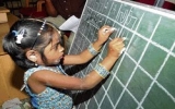 Bé gái 4 tuổi viết được 13 thứ tiếng bằng hai tay