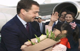 Russia's Medvedev in China to strengthen economic ties