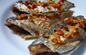 Cá bể nướng tỏi ớt